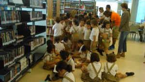 en la sala de préstamo