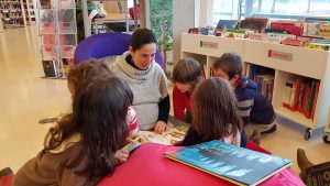 VISITA DE TAMBORA A NUESTRA BIBLIOTECA