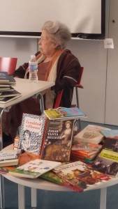 La poeta Julia Uceda en su biblioteca