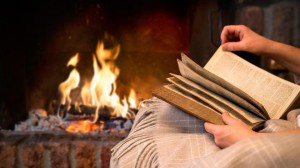 ONBARCELONA  INVIERNO manos de la mujer libro de lectura por la chimenea  FOTO 123RF
