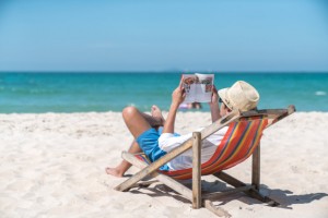 hombre-leyendo-un-libro-en-hamaca-en-una-playa_35048-20