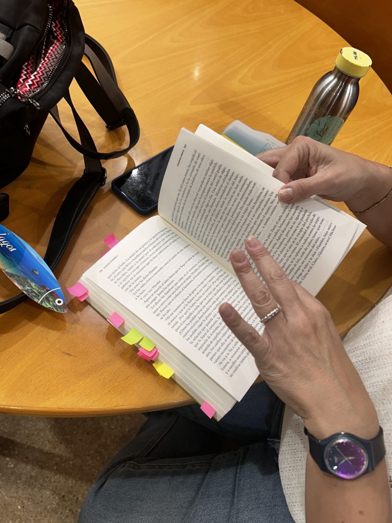 Un viaje inolvidable al corazón de ‘Hamnet’ en nuestro Club de Lectura para Adultos en la Biblioteca Entreparques